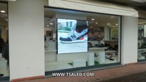 Display a led per vetrina negozio 2x2 metri a Poppi (Arezzo) per Simon Shoes retail