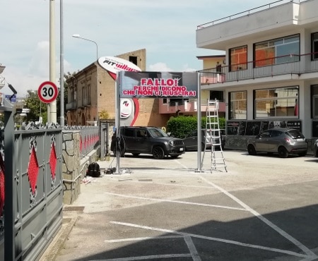 tabelloni video bifacciali pubblicitari su palo per negozi e agenzie pubblicitarie Latina Aprilia Cremona Treviso