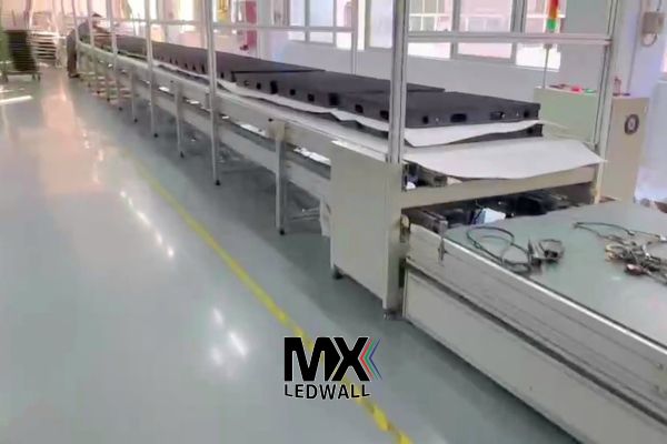 assemblaggio cabinet led da esterno e interno per maxischermi tecnologie sistemi avanzati mx ledwall