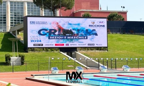 Installazione maxischermo LED monumentale per stadi e sistemi bordocampo per eventi sportivi di grandi dimensioni